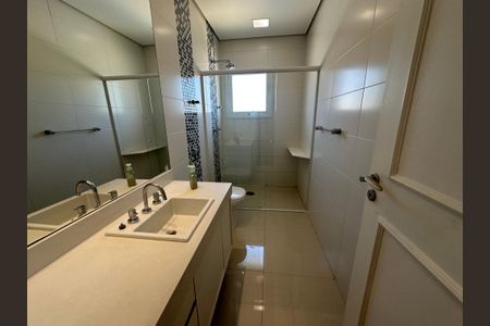 Casa de condomínio à venda com 565m², 4 quartos e 3 vagasBanheiro da Suíte 4