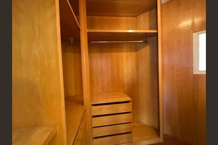 Casa de condomínio à venda com 565m², 4 quartos e 3 vagasCloset da suíte 2