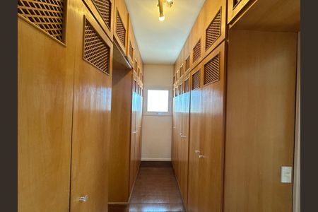 Casa de condomínio à venda com 565m², 4 quartos e 3 vagasCloset da suíte 1