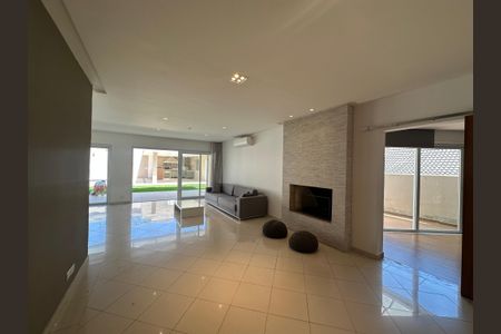Casa de condomínio à venda com 565m², 4 quartos e 3 vagasSala