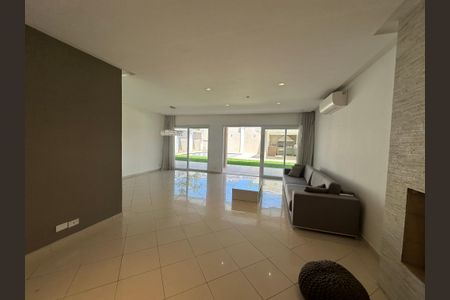 Casa de condomínio à venda com 565m², 4 quartos e 3 vagasSala