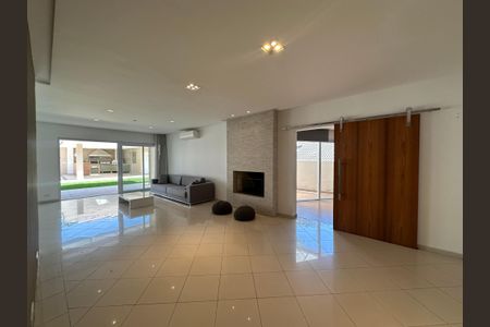 Casa de condomínio à venda com 565m², 4 quartos e 3 vagasSala