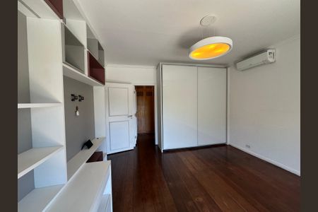 Casa de condomínio à venda com 565m², 4 quartos e 3 vagasSuíte 1