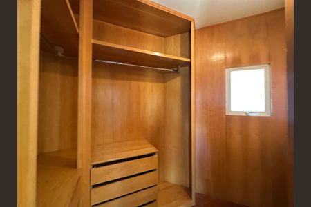 Casa de condomínio à venda com 565m², 4 quartos e 3 vagasCloset da suíte 2