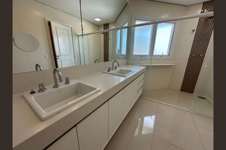 Casa de condomínio à venda com 565m², 4 quartos e 3 vagasBanheiro da Suíte 1