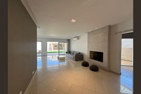 Casa de condomínio à venda com 565m², 4 quartos e 3 vagasSala