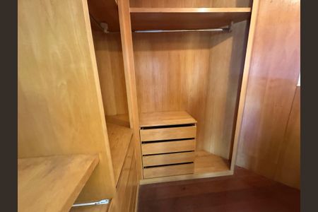 Casa de condomínio à venda com 565m², 4 quartos e 3 vagasCloset da suíte 2