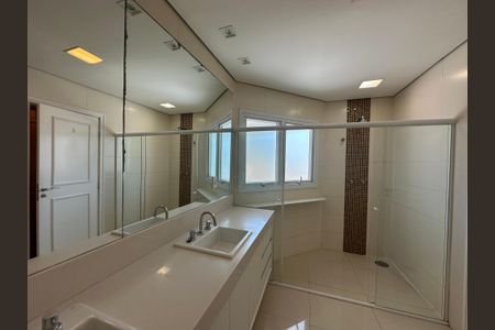 Casa de condomínio à venda com 565m², 4 quartos e 3 vagasBanheiro da Suíte 1