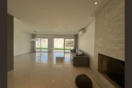 Casa de condomínio à venda com 565m², 4 quartos e 3 vagasSala