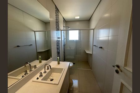 Casa de condomínio à venda com 565m², 4 quartos e 3 vagasBanheiro da Suíte 4