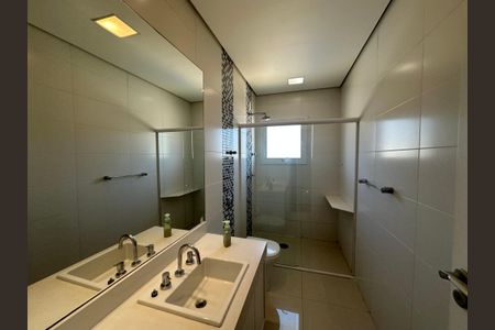 Casa de condomínio à venda com 565m², 4 quartos e 3 vagasBanheiro da Suíte 4