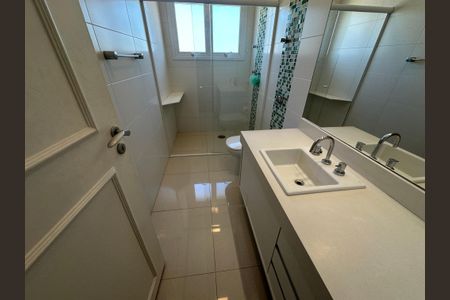 Casa de condomínio à venda com 565m², 4 quartos e 3 vagasBanheiro da Suíte 3