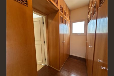 Casa de condomínio à venda com 565m², 4 quartos e 3 vagasCloset da suíte 1