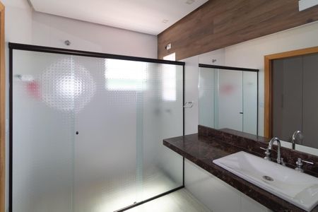 Casa à venda com 246m², 4 quartos e 2 vagasBanheiro da Suíte 1