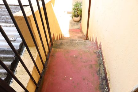 Casa para alugar com 60m², 2 quartos e 2 vagasEscada acesso Varanda