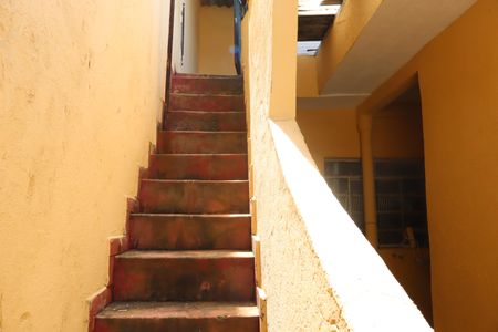 Casa para alugar com 60m², 2 quartos e 2 vagasEscada acesso Varanda