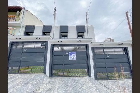 Casa à venda com 115m², 3 quartos e 2 vagas Casa à venda com 115m², 3 quartos e 2 vagasFachada