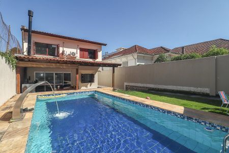 Casa à venda com 360m², 4 quartos e 3 vagasFundos