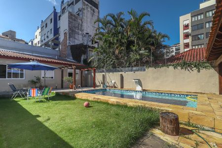 Casa à venda com 360m², 4 quartos e 3 vagasFundos