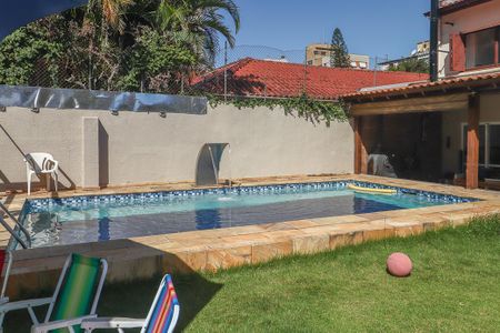 Casa à venda com 360m², 4 quartos e 3 vagasFundos