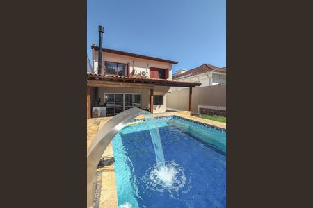 Casa à venda com 360m², 4 quartos e 3 vagasFundos