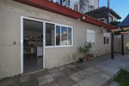 Casa à venda com 360m², 4 quartos e 3 vagasFundos