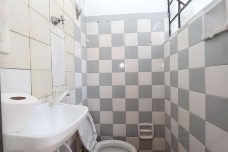 Banheiro de casa para alugar com 1 quarto, 32m² em Jardim Clementino, Taboão da Serra