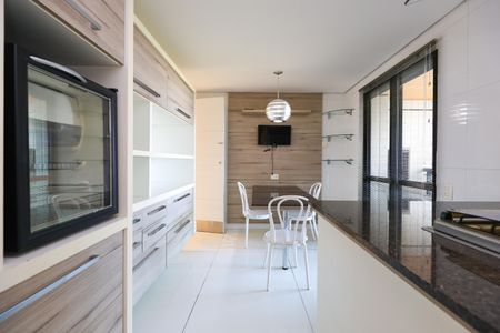 Apartamento para alugar com 243m², 3 quartos e 4 vagas