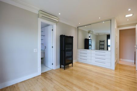 Apartamento para alugar com 243m², 3 quartos e 4 vagas