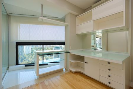 Apartamento para alugar com 243m², 3 quartos e 4 vagas
