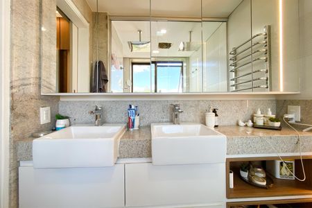 Apartamento à venda com 180m², 3 quartos e 4 vagasBanheiro da Suíte 1