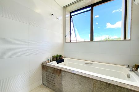 Apartamento à venda com 180m², 3 quartos e 4 vagasBanheiro da Suíte 1