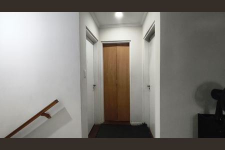 Corredor de casa à venda com 3 quartos, 180m² em Parque dos Bancarios, São Paulo