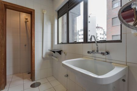 Apartamento à venda com 246m², 3 quartos e 2 vagas Apartamento à venda com 246m², 3 quartos e 2 vagasCozinha e Área de Serviço
