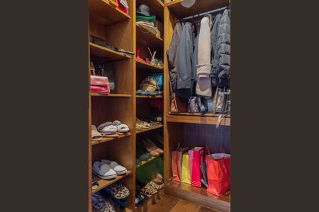 Casa à venda com 200m², 3 quartos e 3 vagas Casa à venda com 200m², 3 quartos e 3 vagasCloset da Suíte 1