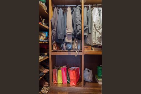 Casa à venda com 200m², 3 quartos e 3 vagas Casa à venda com 200m², 3 quartos e 3 vagasCloset da Suíte 1