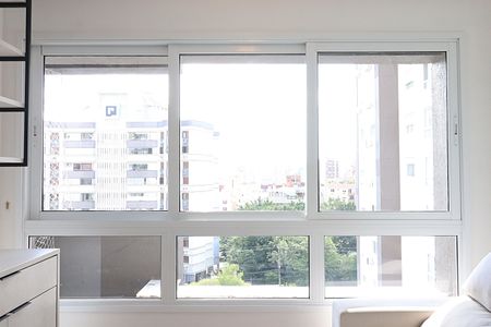 Janela da sala de apartamento para alugar com 3 quartos, 78m² em Boa Vista, Porto Alegre