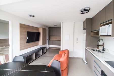 Sala  de apartamento para alugar com 1 quarto, 42m² em Empresarial 18 do Forte, Barueri