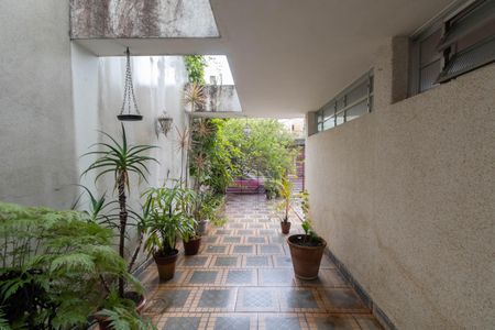 Casa para alugar com 315m², 4 quartos e 6 vagas Casa para alugar com 315m², 4 quartos e 6 vagasEntrada