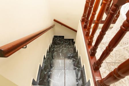 Casa à venda com 250m², 3 quartos e 2 vagas Casa à venda com 250m², 3 quartos e 2 vagasEscada