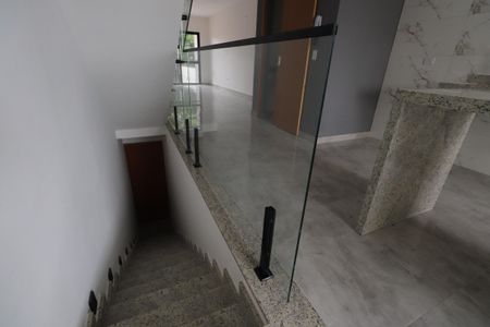 Casa à venda com 200m², 3 quartos e 4 vagasEscada