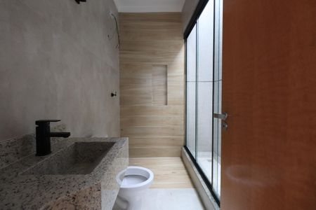 Casa à venda com 200m², 3 quartos e 4 vagasBanheiro da Suíte 1