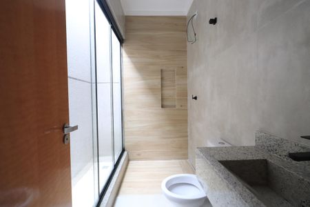 Casa à venda com 200m², 3 quartos e 4 vagasBanheiro da Suíte 2