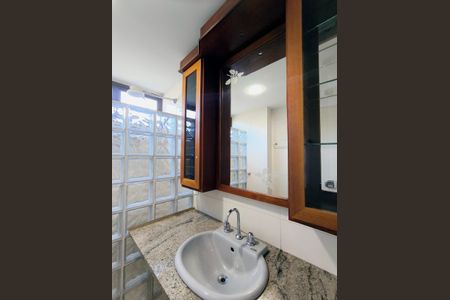 Apartamento à venda com 214m², 3 quartos e 2 vagas Apartamento à venda com 214m², 3 quartos e 2 vagasBanheiro da Suíte 2