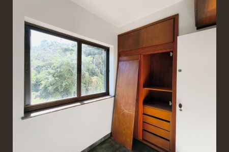 Apartamento à venda com 214m², 3 quartos e 2 vagas Apartamento à venda com 214m², 3 quartos e 2 vagasQuarto de Serviço