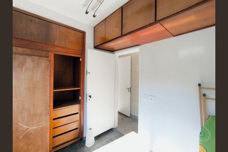 Apartamento à venda com 214m², 3 quartos e 2 vagas Apartamento à venda com 214m², 3 quartos e 2 vagasQuarto de Serviço