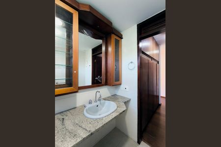 Apartamento à venda com 214m², 3 quartos e 2 vagas Apartamento à venda com 214m², 3 quartos e 2 vagasBanheiro da Suíte 2