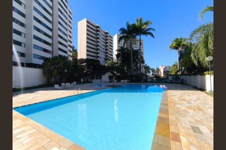 Apartamento à venda com 214m², 3 quartos e 2 vagas Apartamento à venda com 214m², 3 quartos e 2 vagasÁrea comum - Piscina