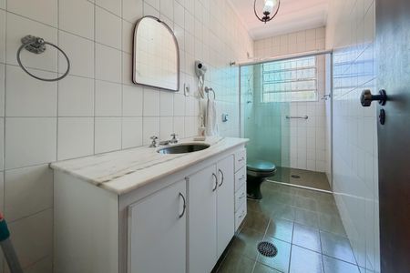 Casa à venda com 220m², 4 quartos e 5 vagasBanheiro da Suíte