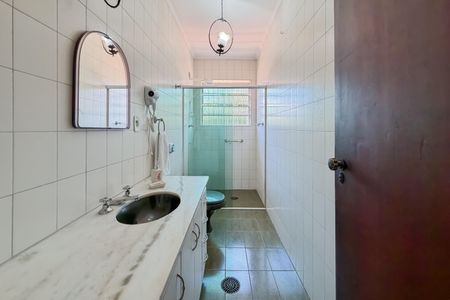 Casa à venda com 220m², 4 quartos e 5 vagasBanheiro da Suíte